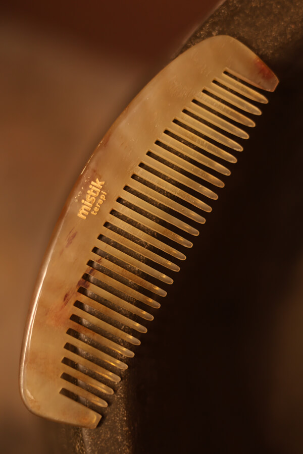 Mistik Terapi Sığır Boynuzu Tarak – Gelenekten Gelen Doğal Güzellik & Yüksek Kalite